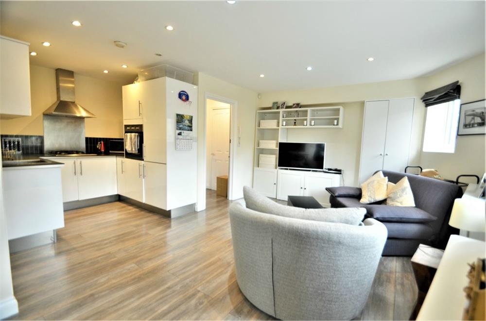 Goodwyn Avenue, Mill Hill